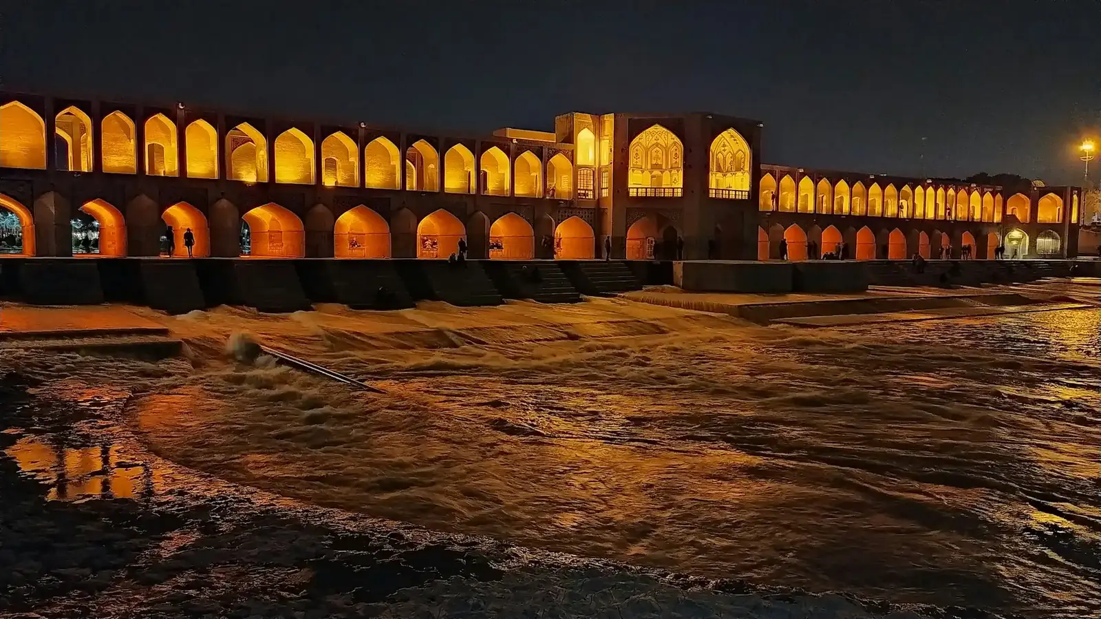 Si-o-se-pol Bridge — iconic 33-arch bridge, student gathering spot at dusk